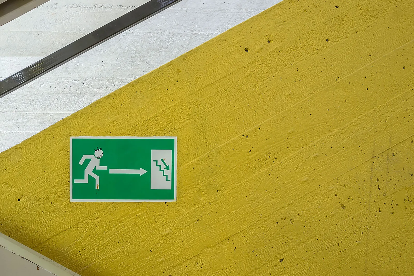 Stark shapes with yellow and white stripes and an exit sign