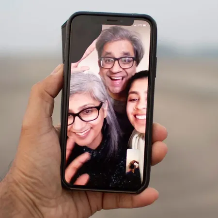 grandparents-on-facetime-mobile-phone-iphone